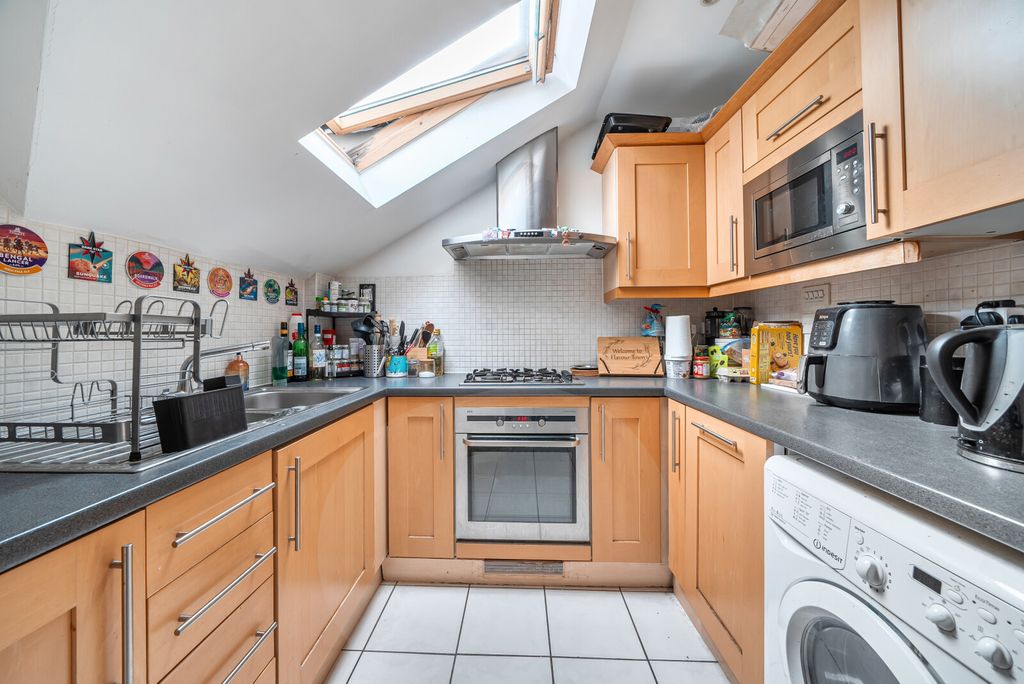 Property photo 3 of 11 Kitchen