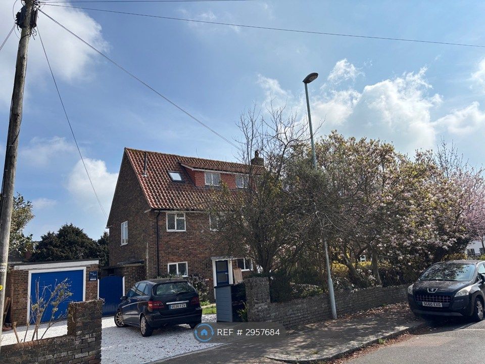 Property photo 1 of 4 Detached House - 5 Bedroom