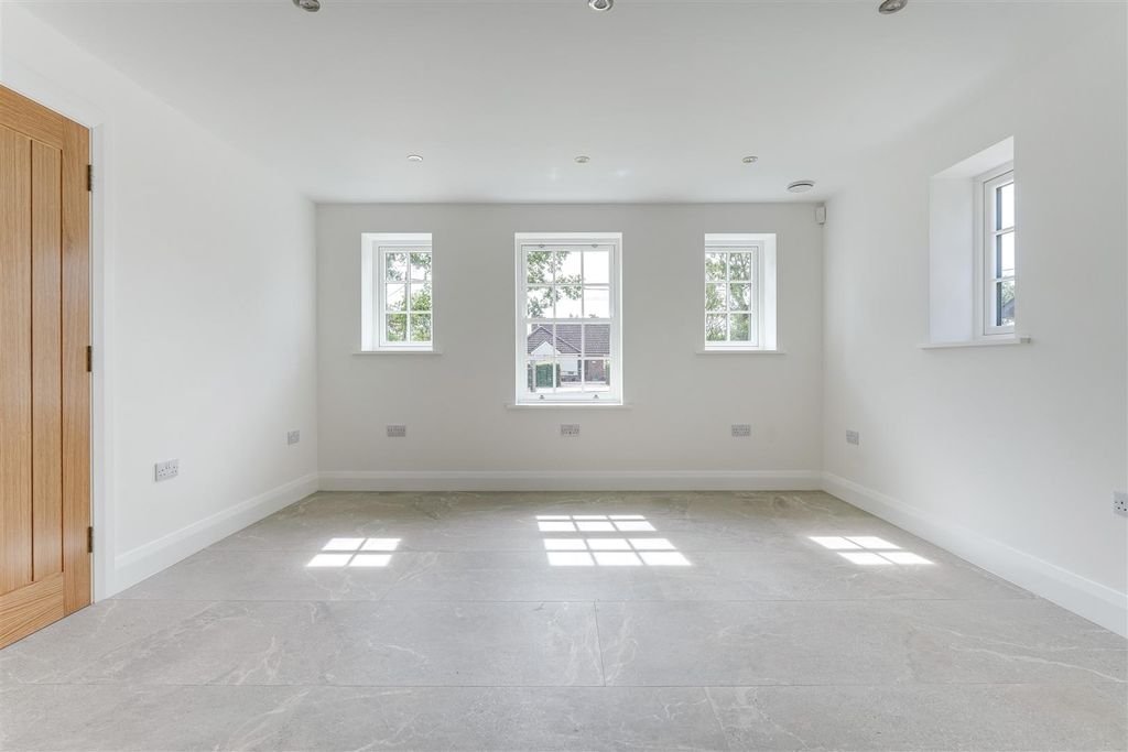 Property photo 3 of 19 Pale Green-10.Jpg