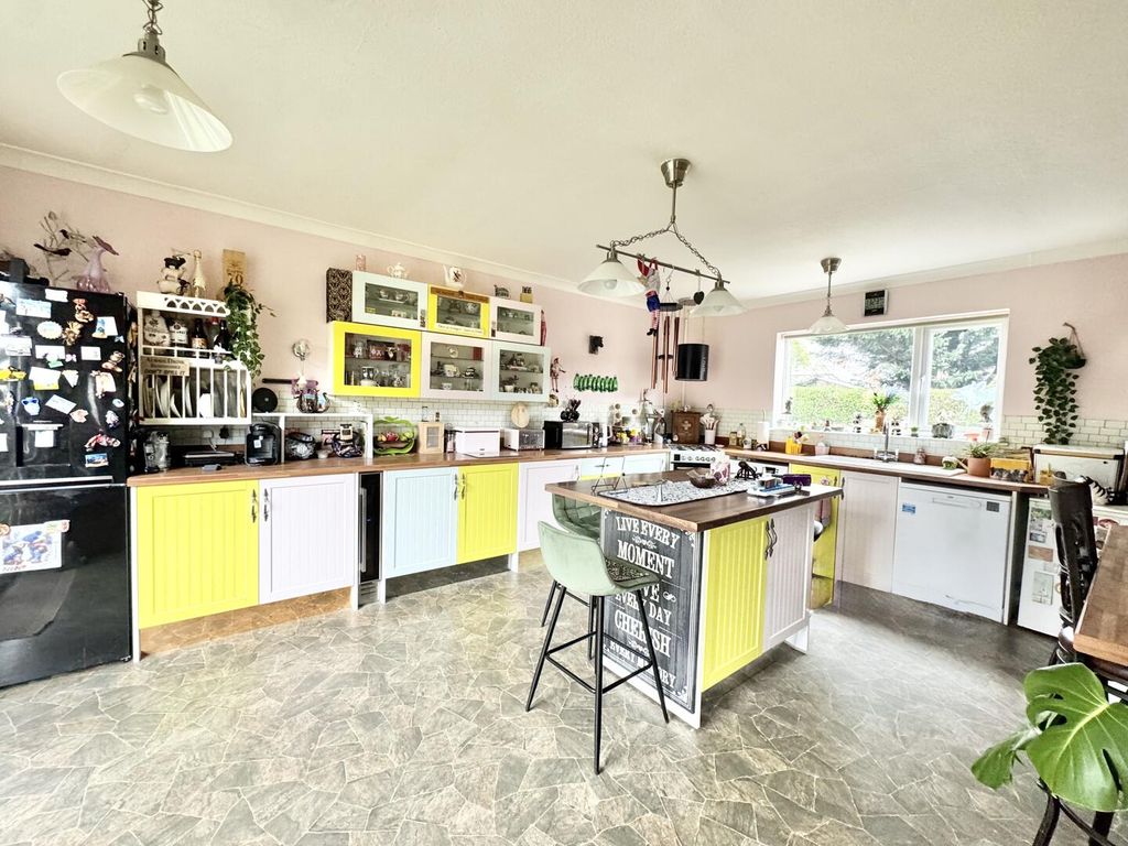 Property photo 3 of 19 Kitchen