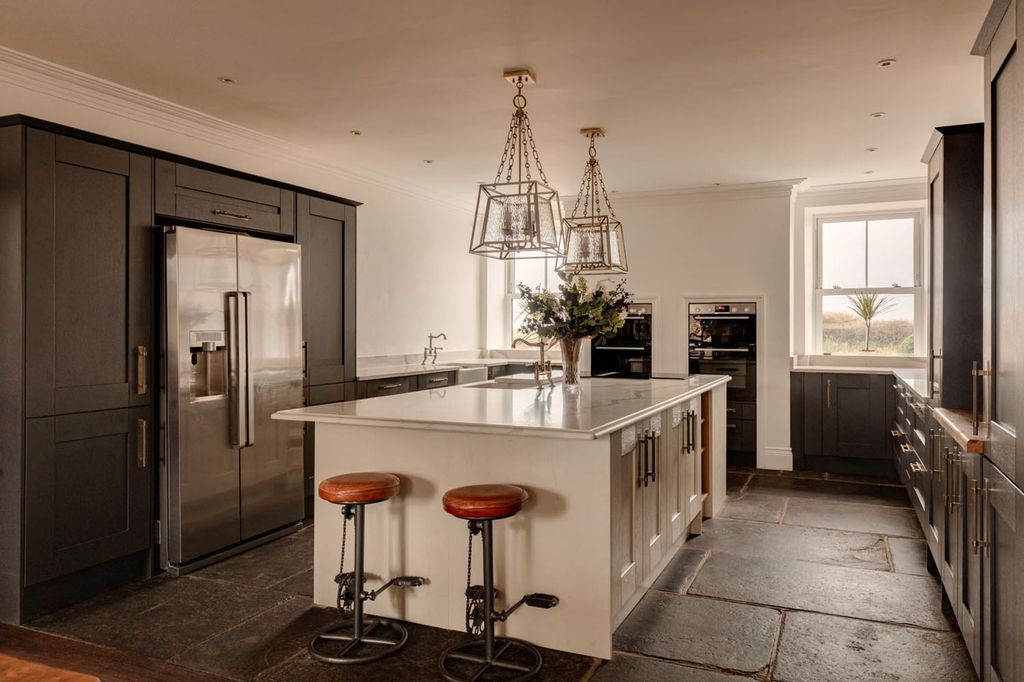 Property photo 2 of 39