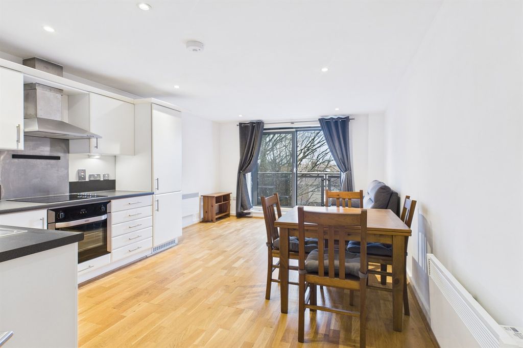 Property photo 2 of 12 Livingroom