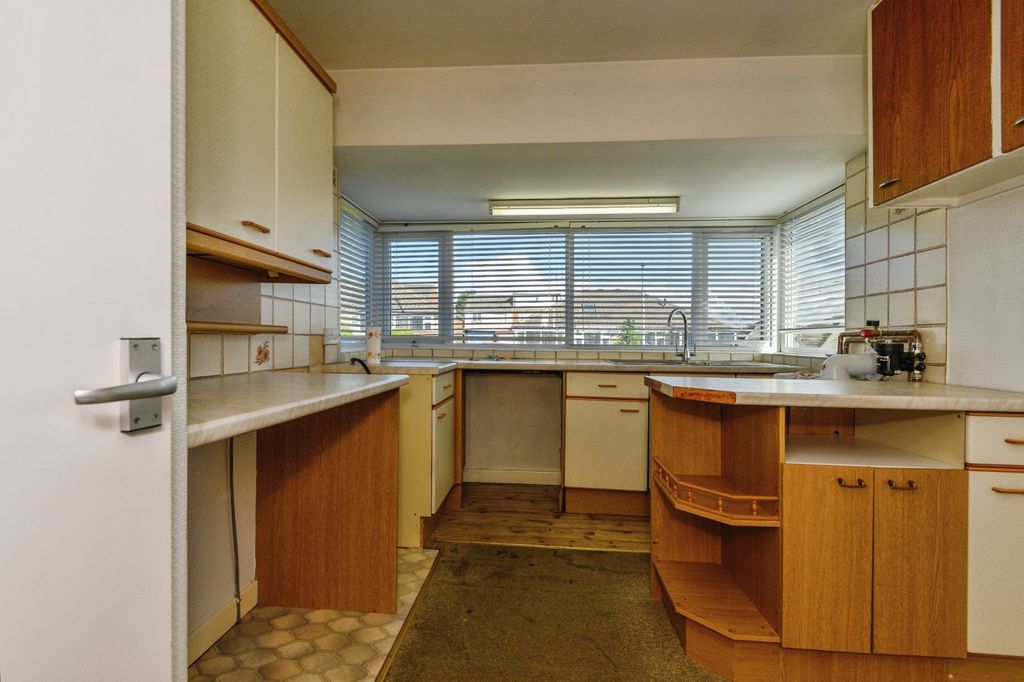 Property photo 3 of 18 Kitchen