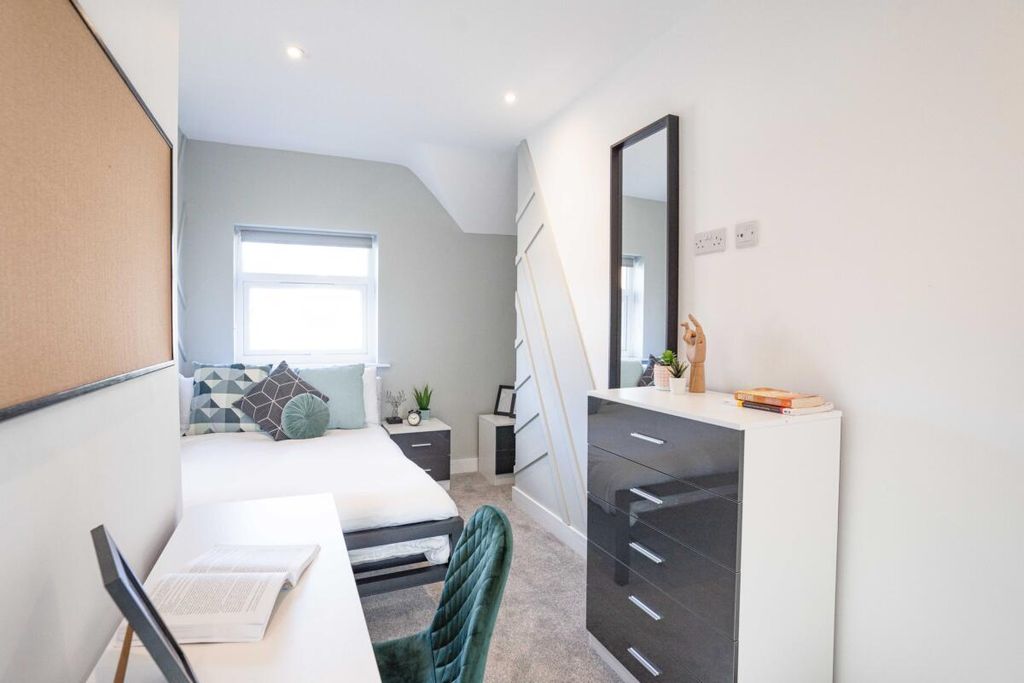 Additional image 10 of 6 bed shared accommodation to rentCromwell Road, Stanmore SO22