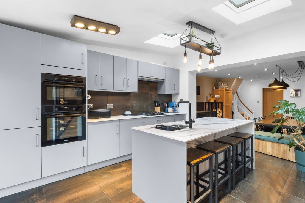 Property photo 2 of 41