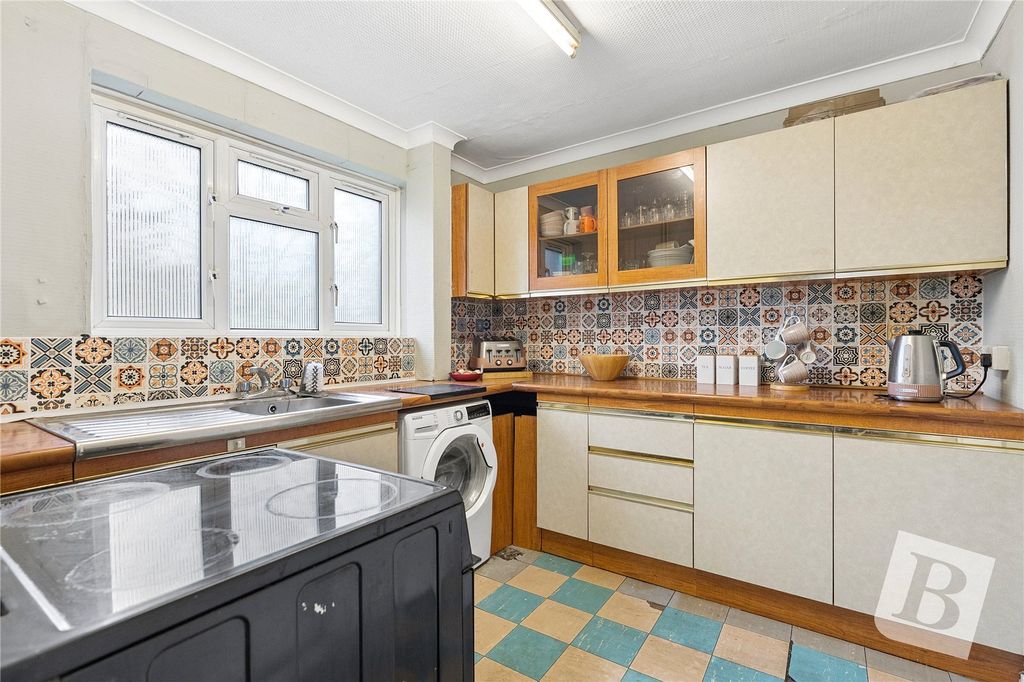 Property photo 3 of 10 Kitchen