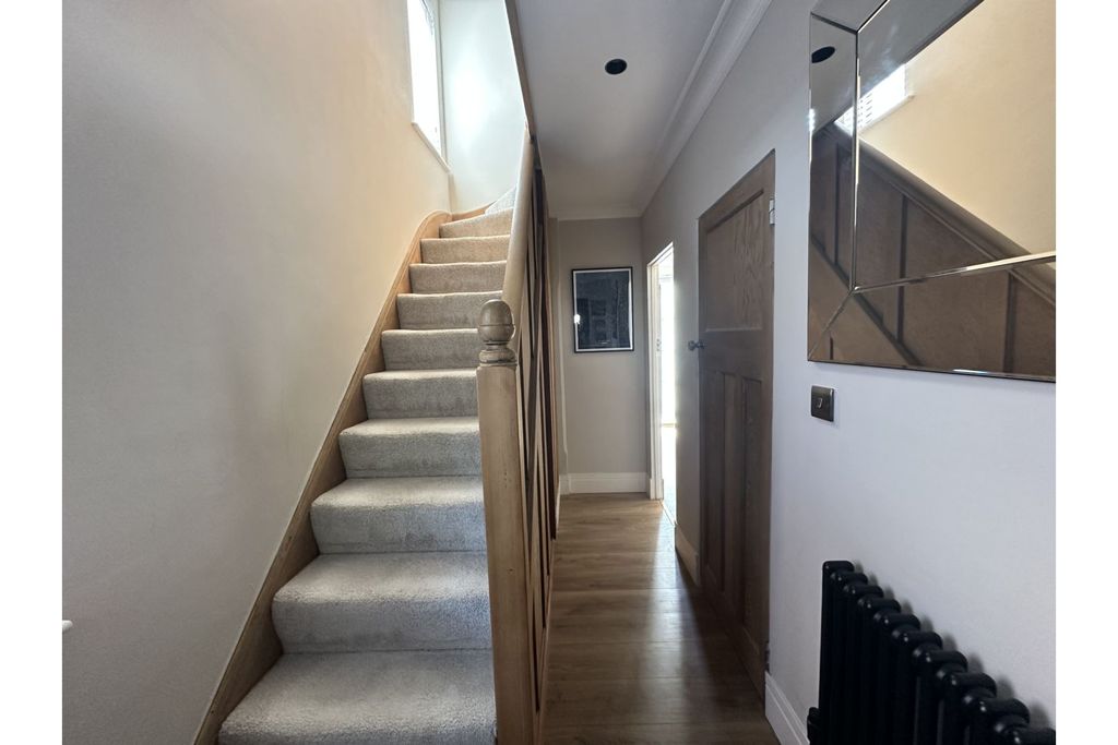Property photo 2 of 21 Entrance Hall