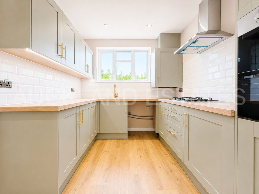 Property photo 3 of 17 Image00006