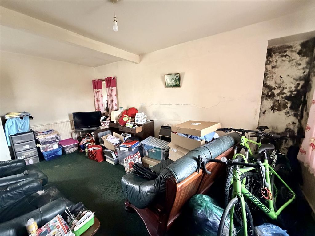 Property photo 2 of 11 Lounge