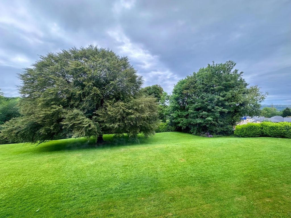 Property photo 2 of 29 Communal Grounds Tenus Court