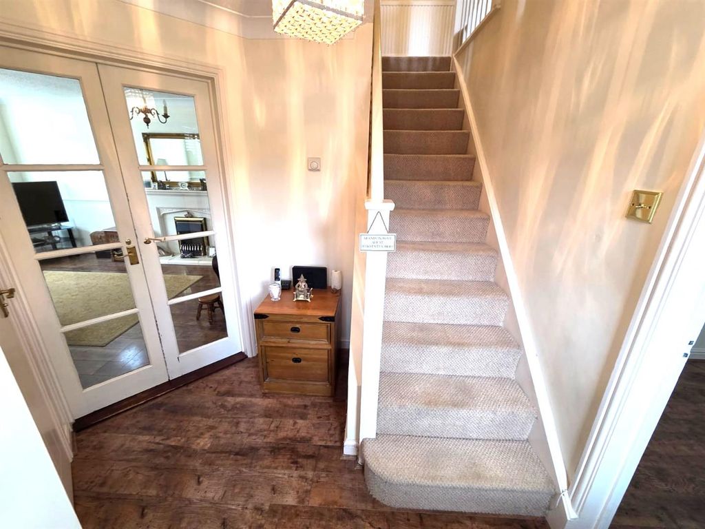 Property photo 3 of 17 Hallway 1 .Jpeg
