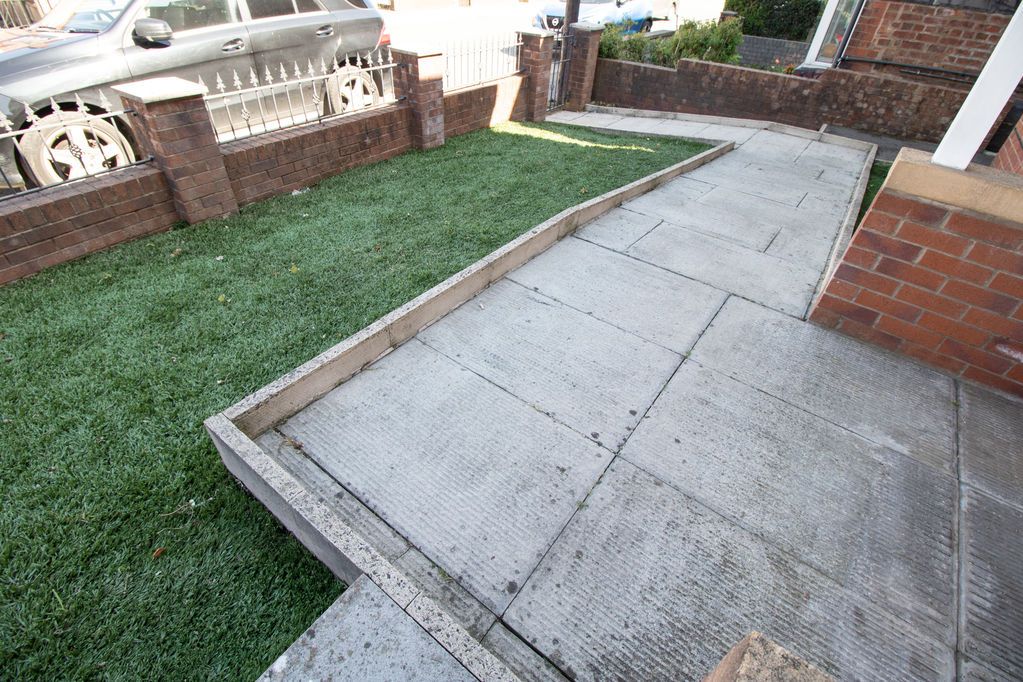 Property photo 2 of 20 Front Garden