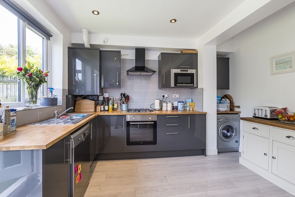 Property photo 2 of 12 23-Aldren-Road-004