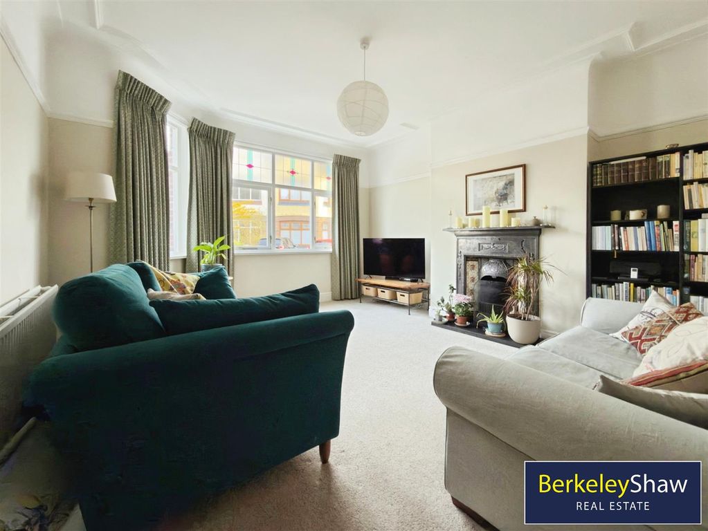 Property photo 3 of 22 Lounge