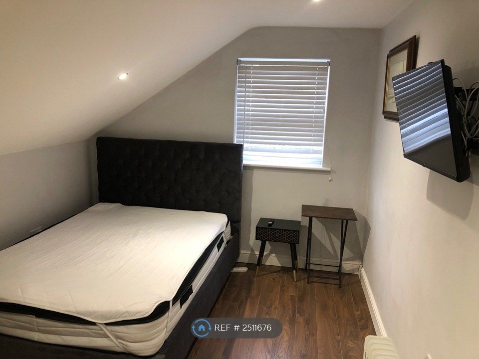 Property photo 3 of 7 Room 4