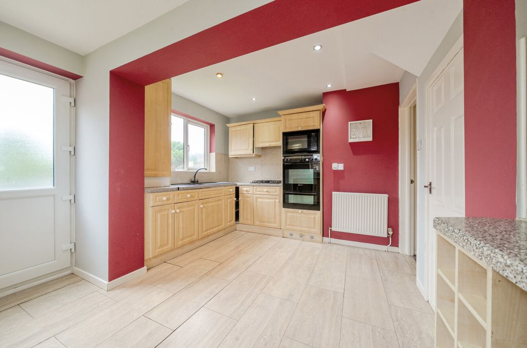 Property photo 3 of 19 1324749-13-688c82...