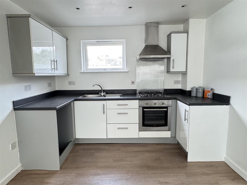 Property photo 3 of 10 Kitchen Area: