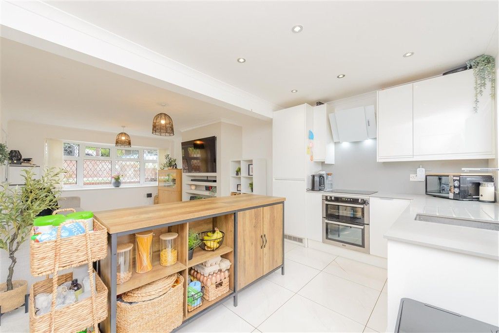 Property photo 3 of 12 Kitchen