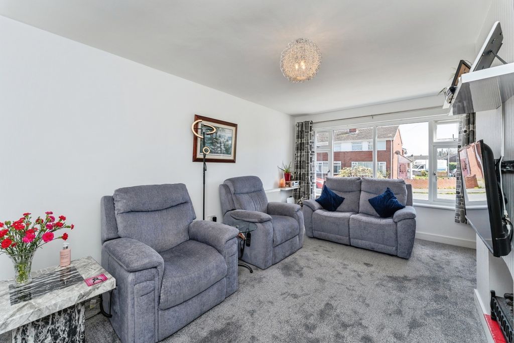 Property photo 3 of 35 Lounge