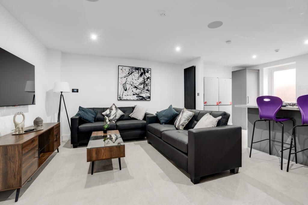 Property photo 2 of 12 A Spacious And Modern Living Area With Contemporar...