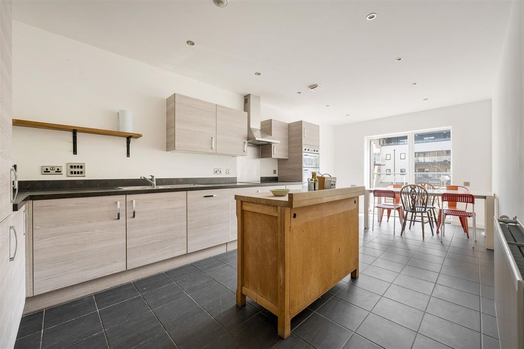 Property photo 2 of 28 Robinswood Gardens, E17