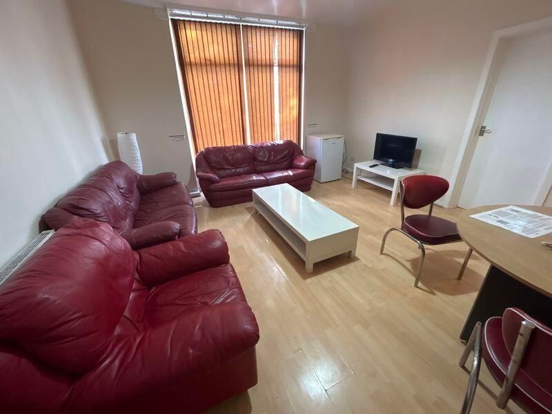 Property photo 3 of 9 Bright Communal Living Room With Matching Red Leat...