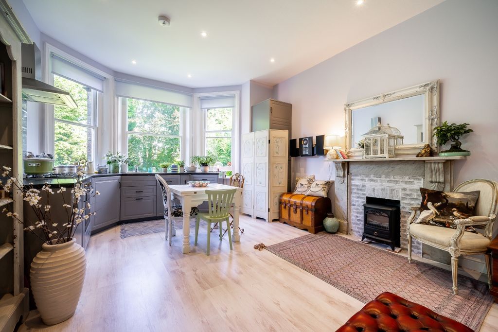 Property photo 2 of 11 Netherhall Garden...