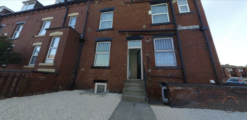 Property photo 1 of 17 Red-Brick Terraced Property With Gravelled Front Y...