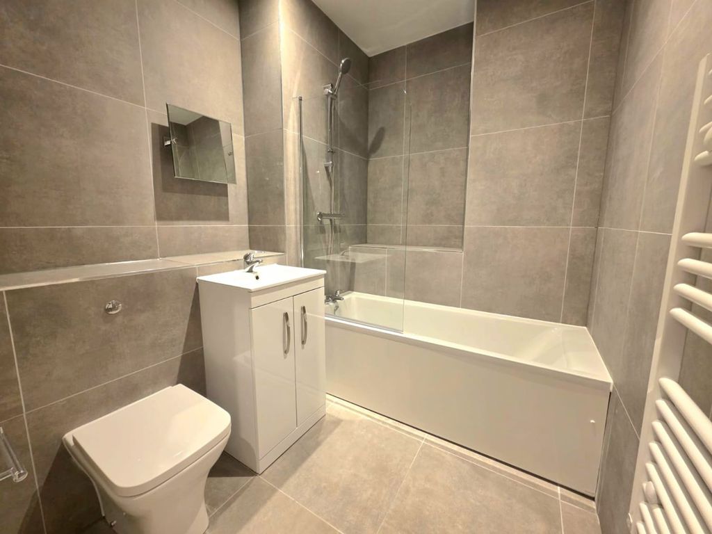 Property photo 3 of 10 Bathroom