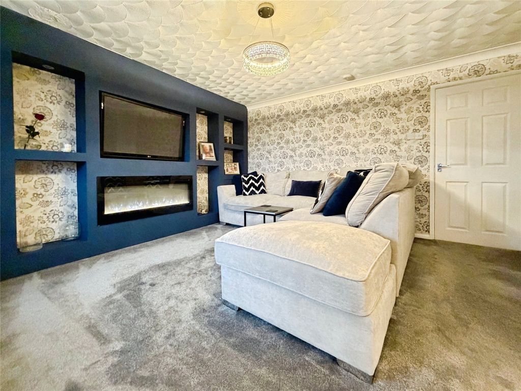 Property photo 3 of 12 Lounge