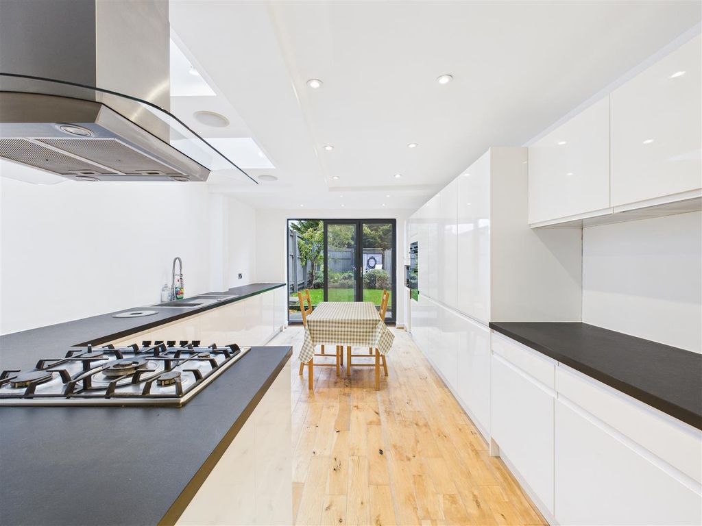 Property photo 3 of 13 Cam05193G0-Pr0047-Still006.Jpg