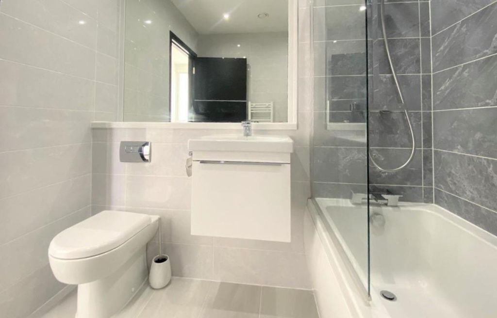 Property photo 2 of 7 Bathroom