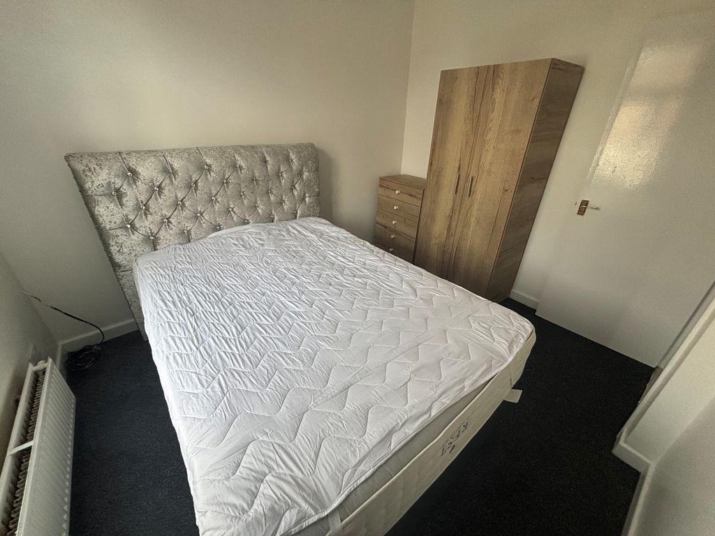 Property photo 2 of 6 Bedroom