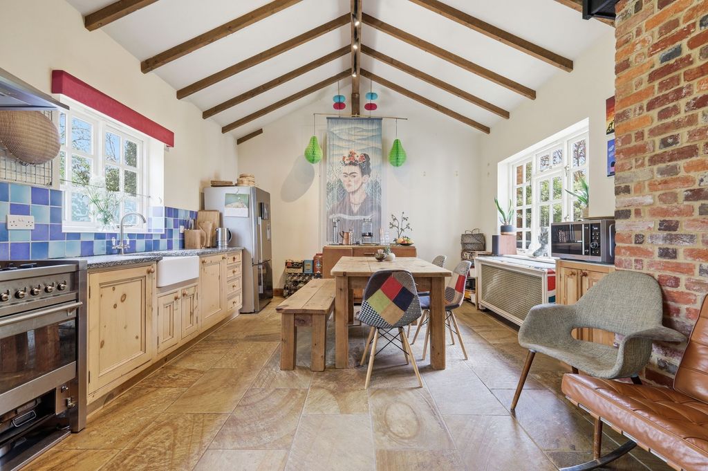 Property photo 2 of 34