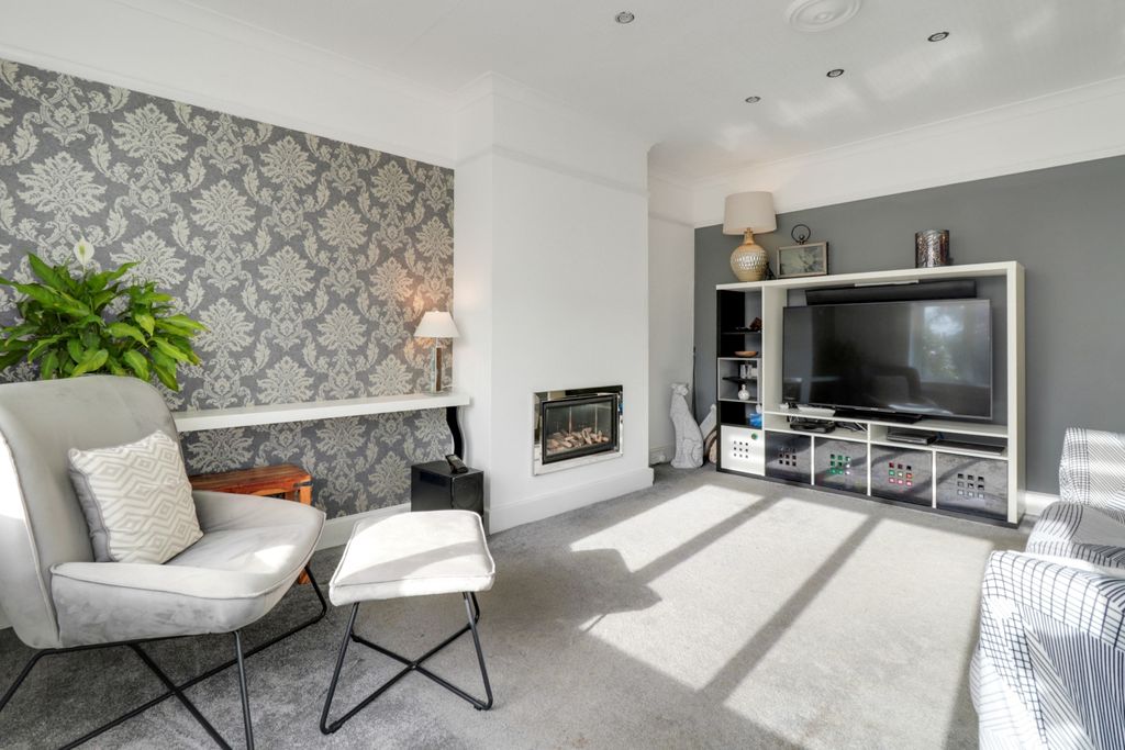 Property photo 2 of 16 Sitting Room