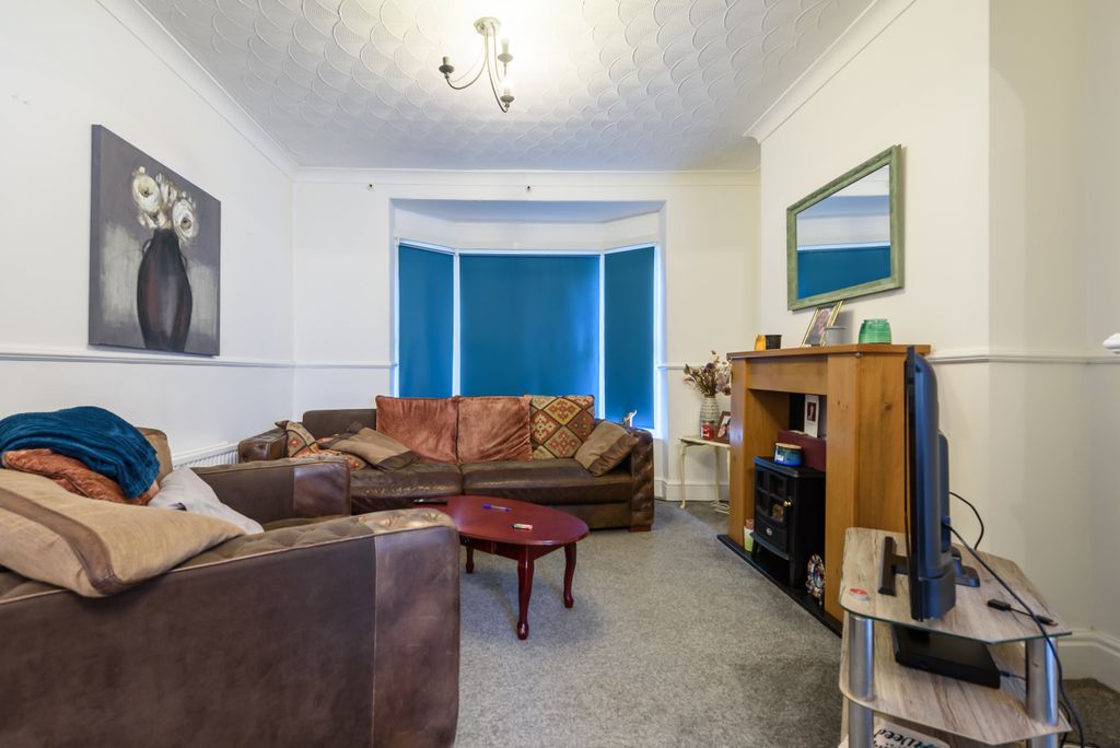 Property photo 2 of 28