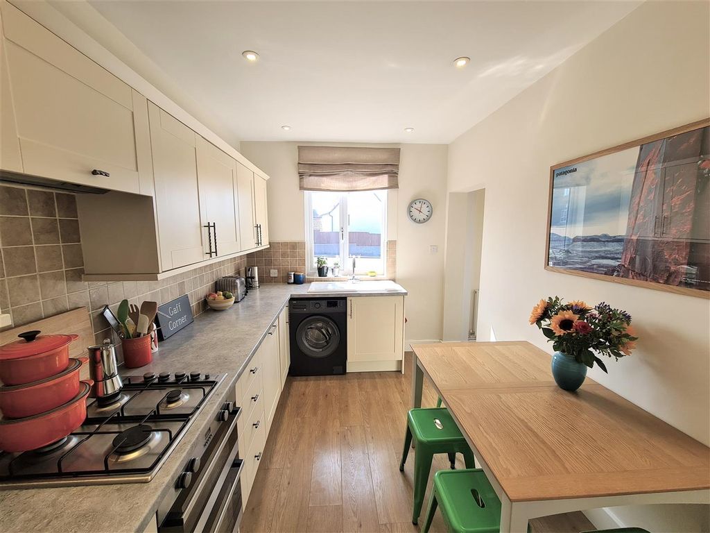 Property photo 2 of 9 Kitchen