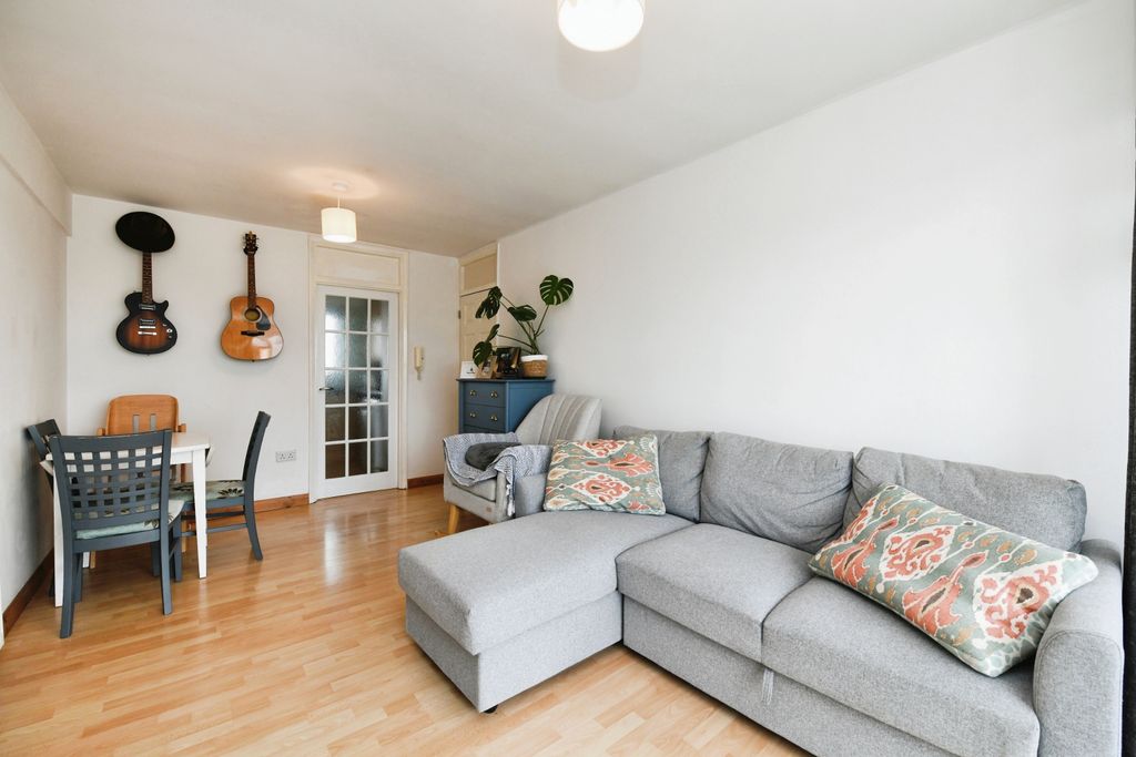 Property photo 2 of 14 Lounge