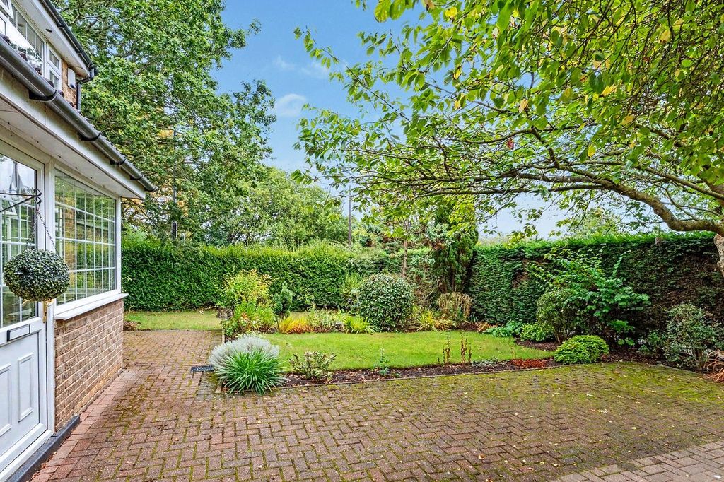 Property photo 3 of 23 Front Garden