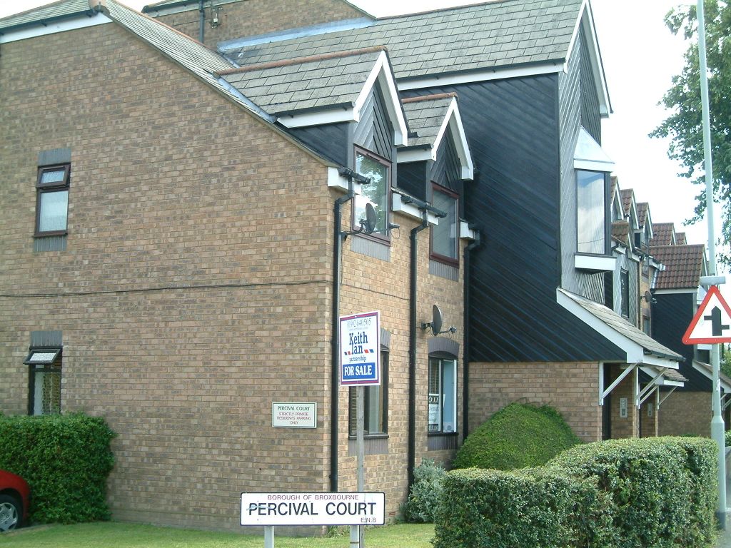 Property photo 1 of 6 2 Bed Flat To Rent Percival Court, Cheshunt En8