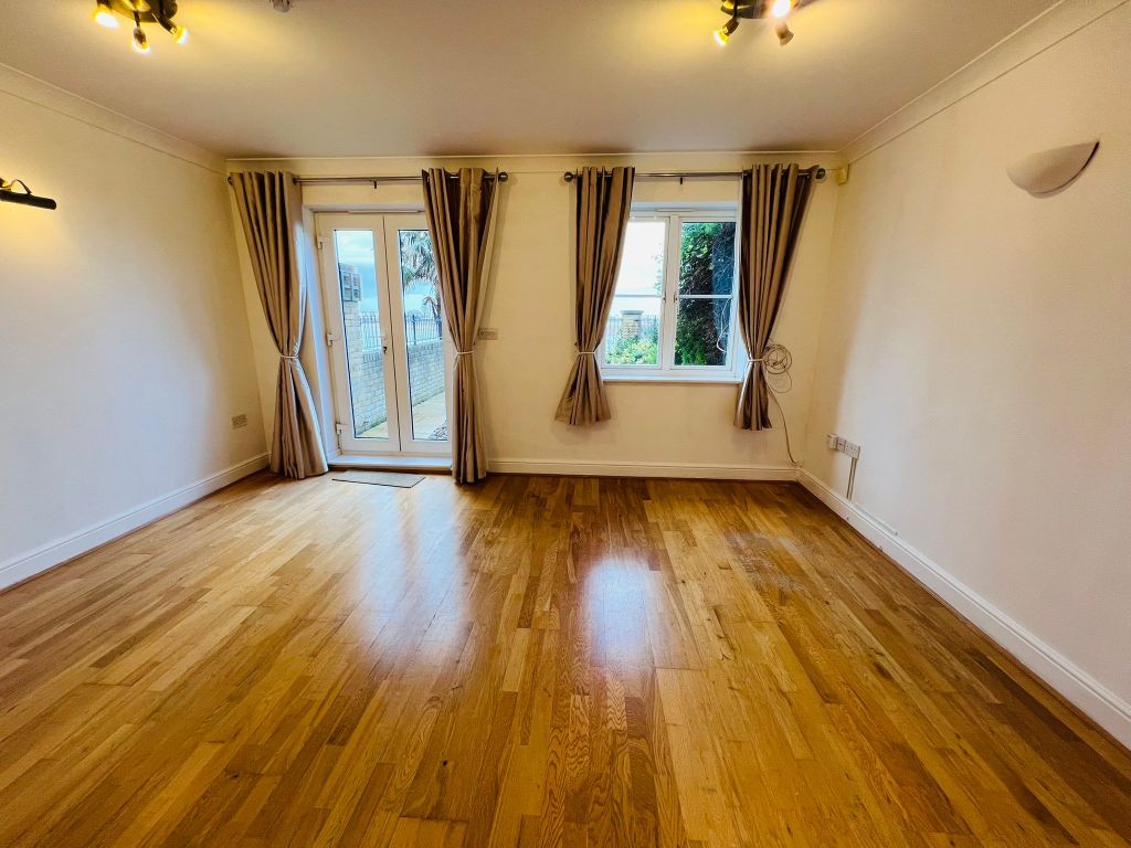 Property photo 3 of 18 Living Room