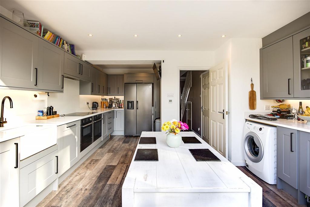 Property photo 3 of 17 Kitchen