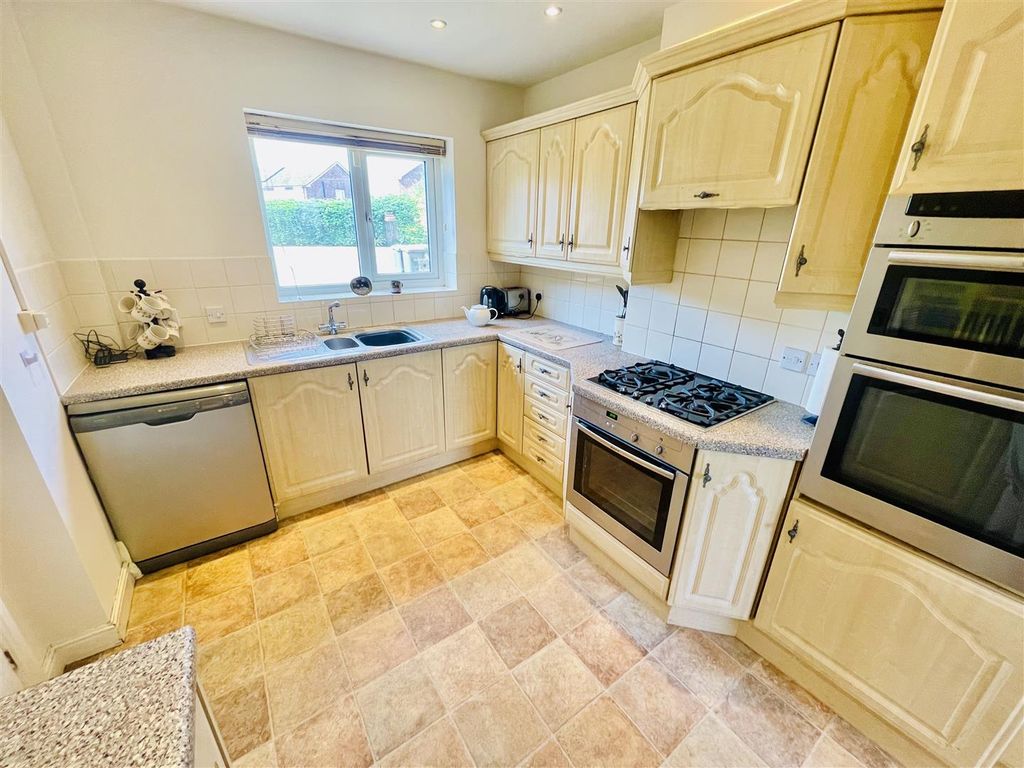 Property photo 3 of 18 Kitchen