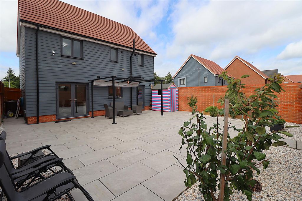 Property photo 2 of 25 Landscaped Rear Garden