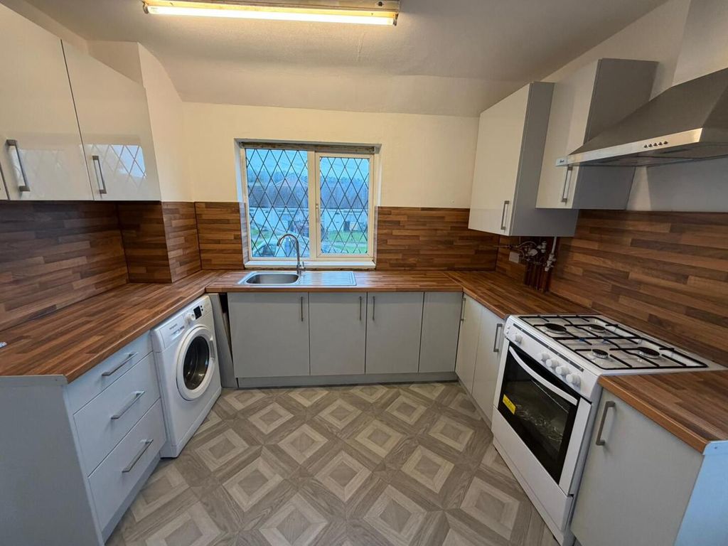 Property photo 3 of 9 Kitchen