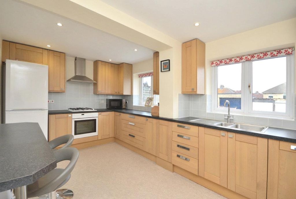 Property photo 3 of 18 Kitchen/Breakfast Room