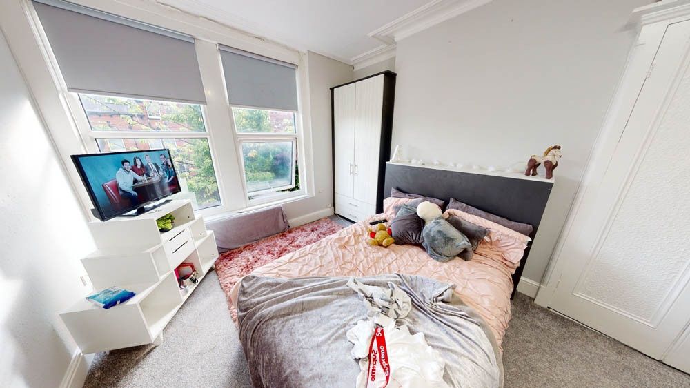 Property photo 1 of 13 A Bright And Spacious Master Bedroom Featuring A l...