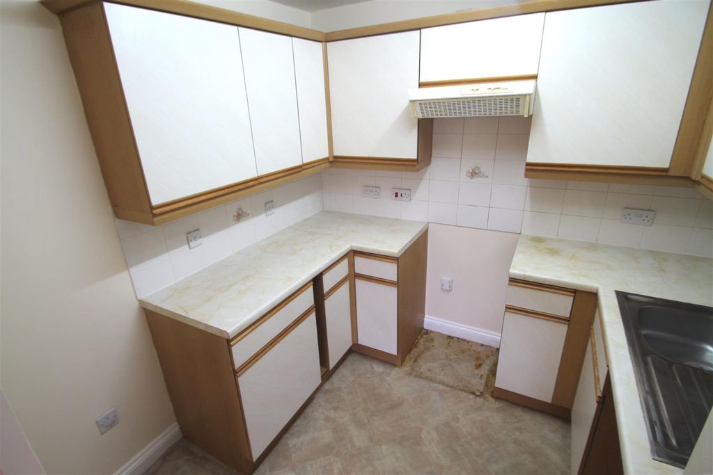 Property photo 3 of 18 Kitchen