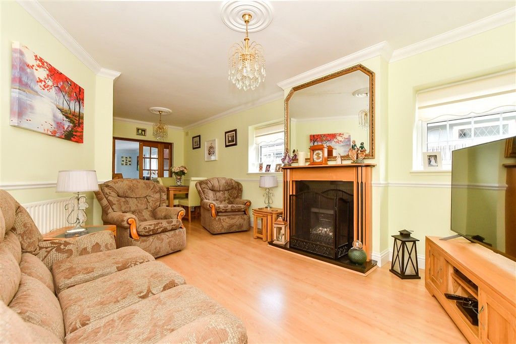 Property photo 3 of 9 Lounge
