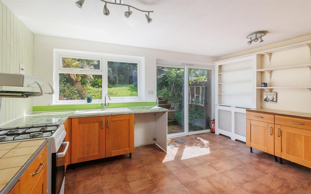 Property photo 3 of 27 Kitchen Leading To Garden